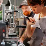 Indret køkkenet med toppen af poppen indenfor kaffeudstyr